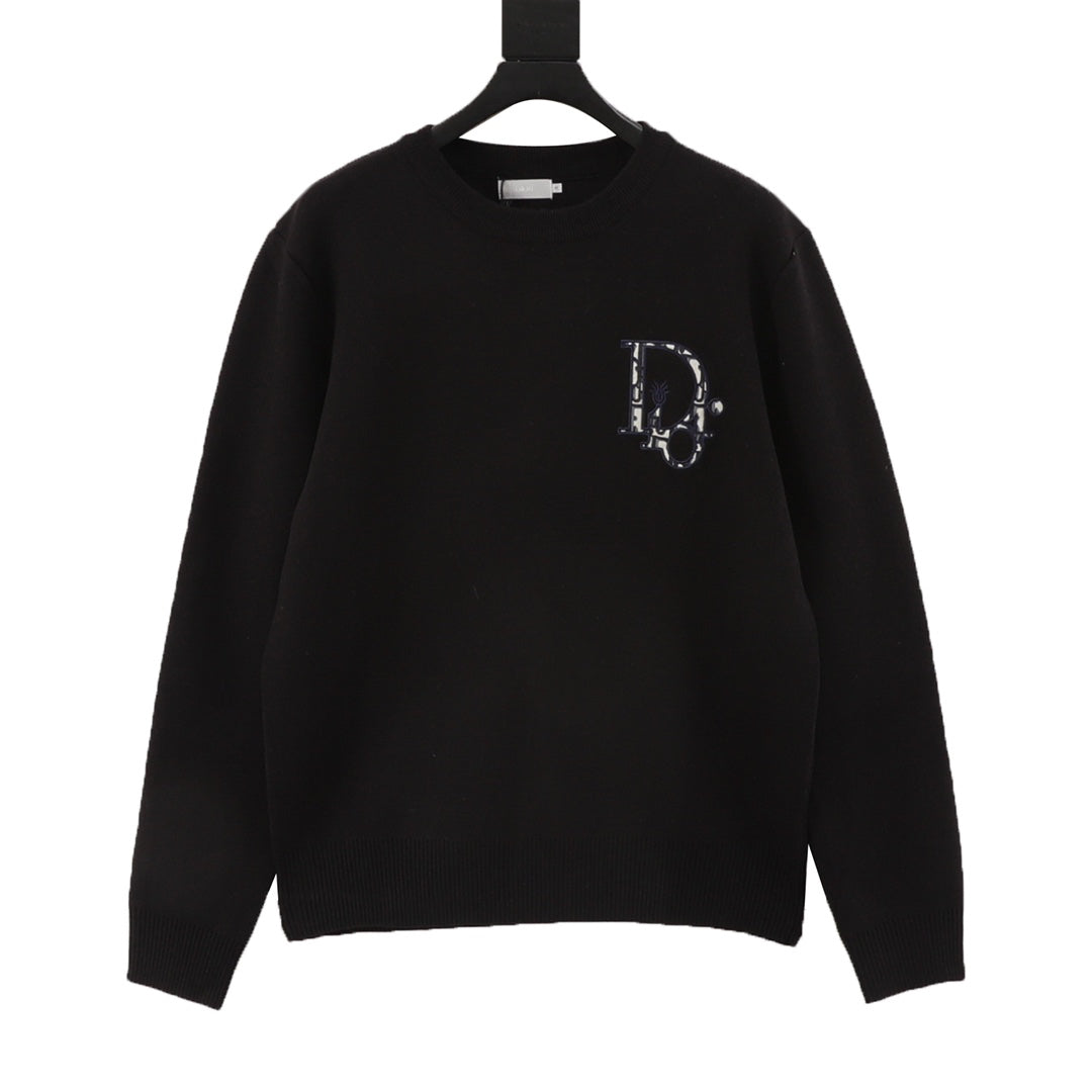 Knitted sweater with monogram embroidery