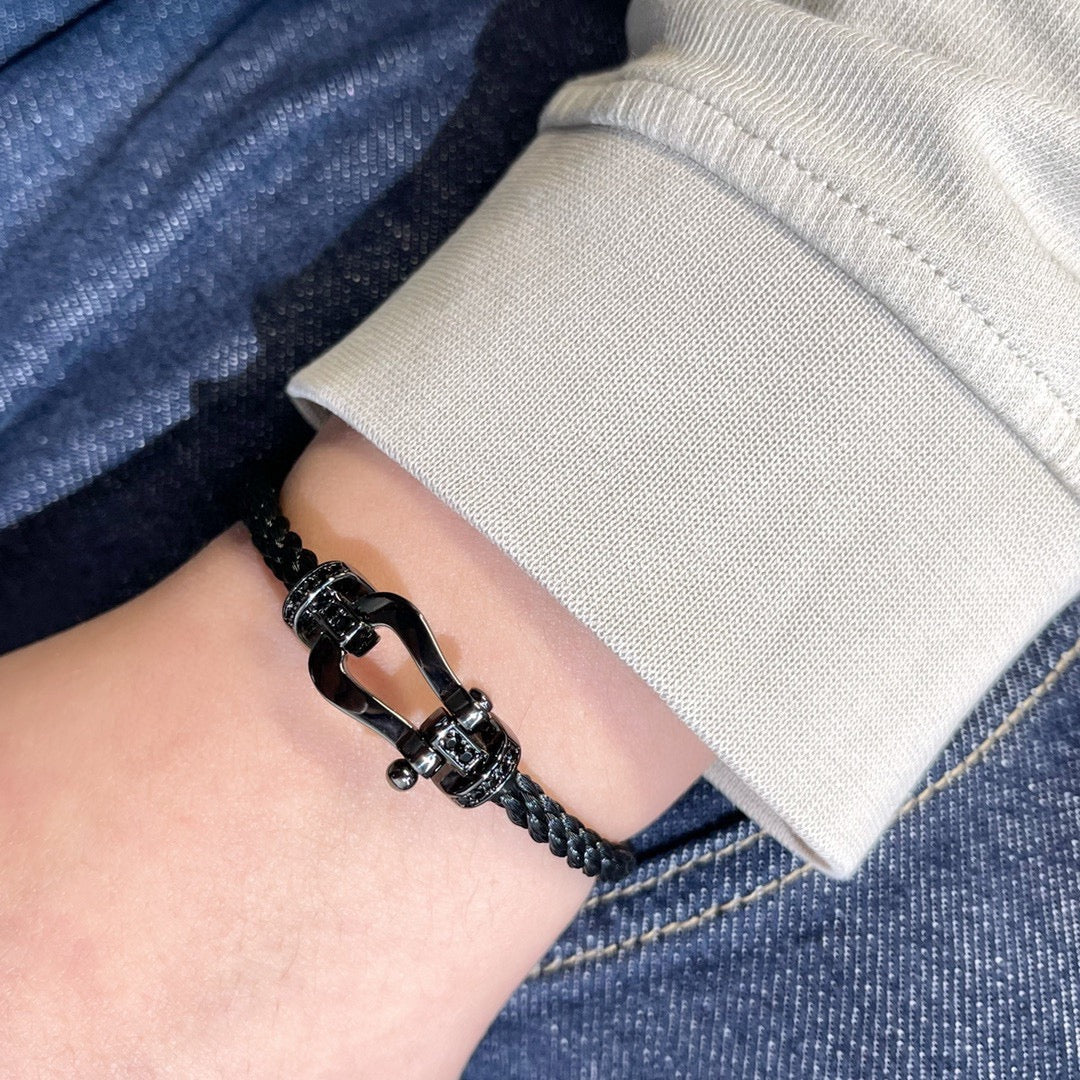 Horseshoe clasp bracelet